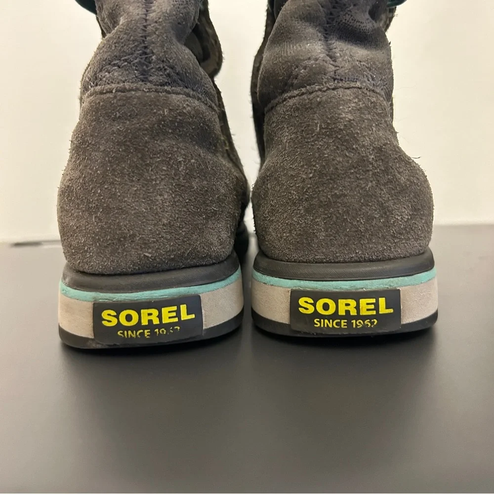 Sorel Youth Rylee Winter boots Grey suede with a teal accent strap Girls Size 11